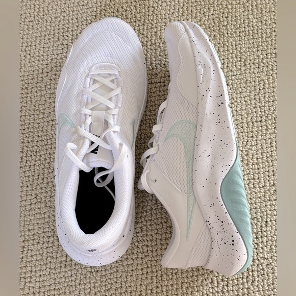 New Nike Legend Essential 3 in White and Jade - WOMENS 12 - Picture 2 of 4